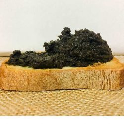 Paté de aceitunas negras con pan