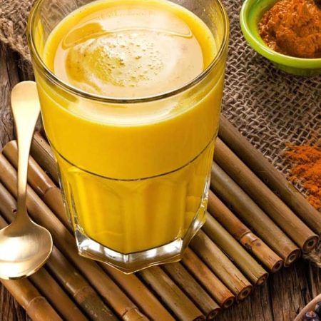 Leche dorada, leche de oro o golden milk Laybe